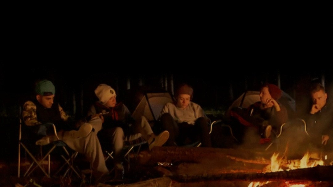 alwallsbeenlou's tweet image. yo ya no pido que 1d regrese y vuelvan a hacer música, yo sólo pido una pequeña reunión donde se sienten todos a charlar recordando cosas y cantar canciones viejas tipo la escena de la fogata 😭