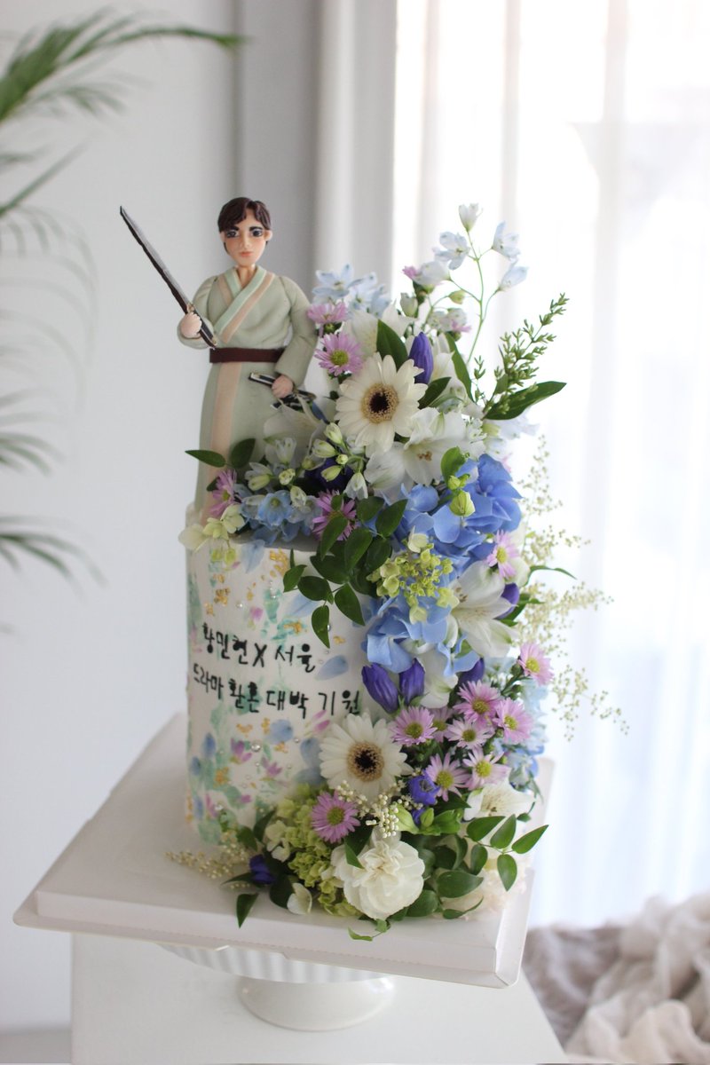 hmhloves89's tweet photo. 𝟏𝐬𝐭 𝐬𝐮𝐩𝐩𝐨𝐫𝐭 𝐟𝐨𝐫 𝐇𝐖𝐀𝐍𝐆 𝐌𝐈𝐍 𝐇𝐘𝐔𝐍 #𝟒

tvN 드라마 '환혼' 제작발표회에
민현이에게 화사한 꽃다발과
축하 케이크를 선물했습니다
앞으로도 민현이가 걷는 꽃길을
함께 응원할게🦊❤

#황민현 #민현 #tvN드라마_환혼 #서율 https://t.co/UsdWfZSvvI