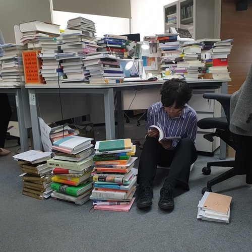 beomhanso's tweet photo. 안녕하세요. 한소범 기자입니다. 지난 3년 반 동안 이 계정을 통해 저의 문학 기사를 읽어주셔서 감사했습니다. 어쩐지 쑥스러워서 기사를 공유하는 것 외에 다른 말은 거의 하지 못 했지만, 그래도 늘 우정을 느꼈습니다. 😌 https://t.co/kQxOKmvoG8