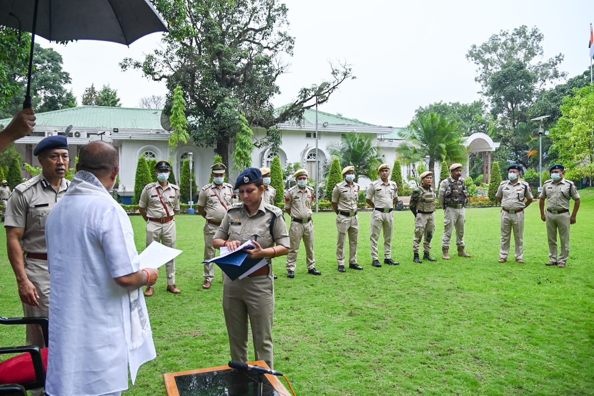 NBirenSingh's tweet photo. In two separate successful major seizures under War on Drugs 2.0, the Kangpokpi District police have seized 4.271 kg of Heroin worth about Rs 58.95 Cr in international market.

In recognition, the State govt has extended a reward of Rs 10 lakh to the Kangpokpi District Police. https://t.co/Li4LgYVCSN