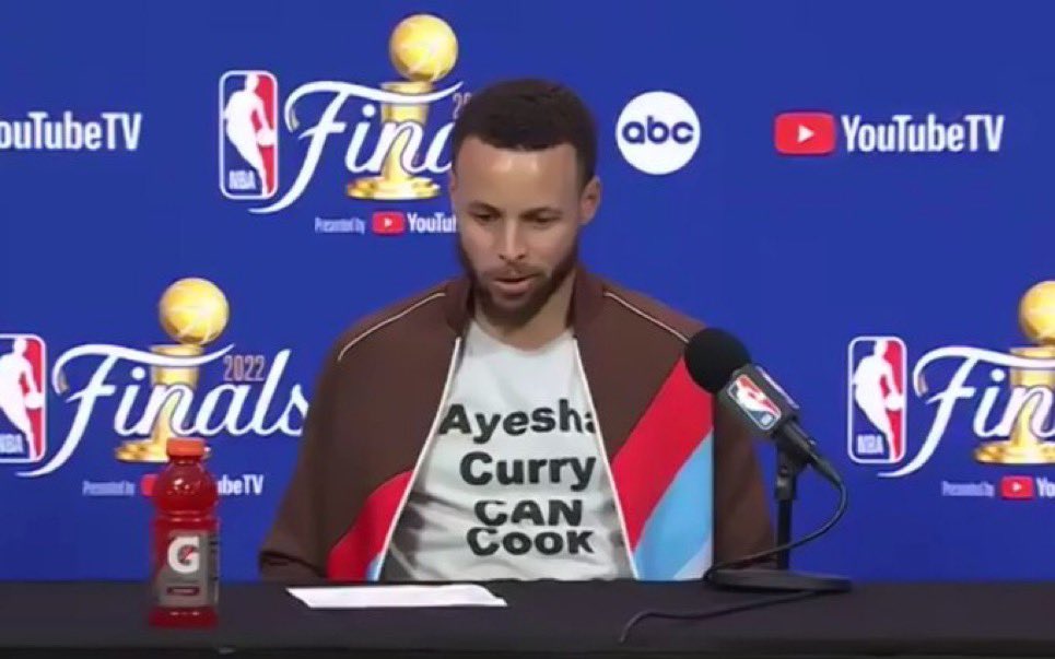 Dubs4LifeCrew's tweet photo. Steph rockin the “Ayesha Curry Can Cook” shirt after a bar in Boston had a sidewalk sign stating the opposite. Ha! Nice. 😂🤣🥴 @StephenCurry30 @ayeshacurry #TheDraymkndGreenShow https://t.co/skxu9dE4fI