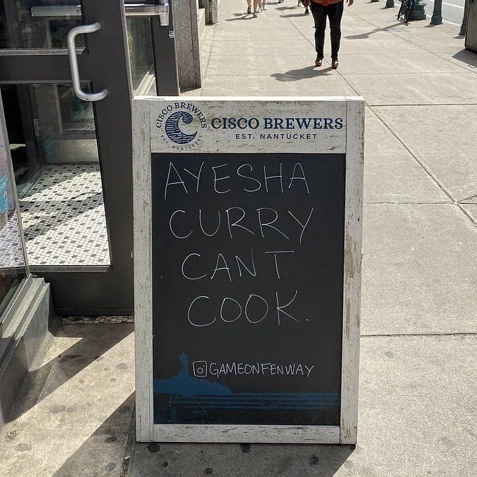Dubs4LifeCrew's tweet photo. Steph rockin the “Ayesha Curry Can Cook” shirt after a bar in Boston had a sidewalk sign stating the opposite. Ha! Nice. 😂🤣🥴 @StephenCurry30 @ayeshacurry #TheDraymkndGreenShow https://t.co/skxu9dE4fI