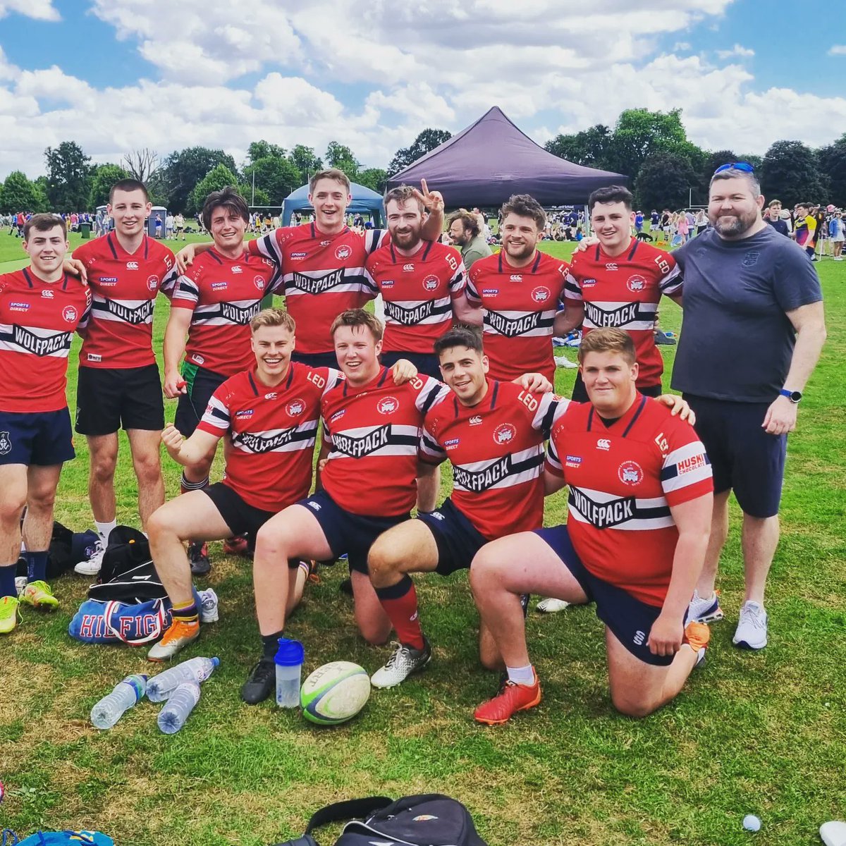 HammersRugby's tweet photo. Rugby wins again! Great day for the Hammers men's who got all the way to the Plate semi-final, an effort only bettered by the @fulhamingos who won their way all to the Cup final!
#hammersrfc #fulhamingos #summersocial #7s #ciderinthesun #budgysmuggler #quarterfinalsorbust #rugby https://t.co/eb3zGsx3bd