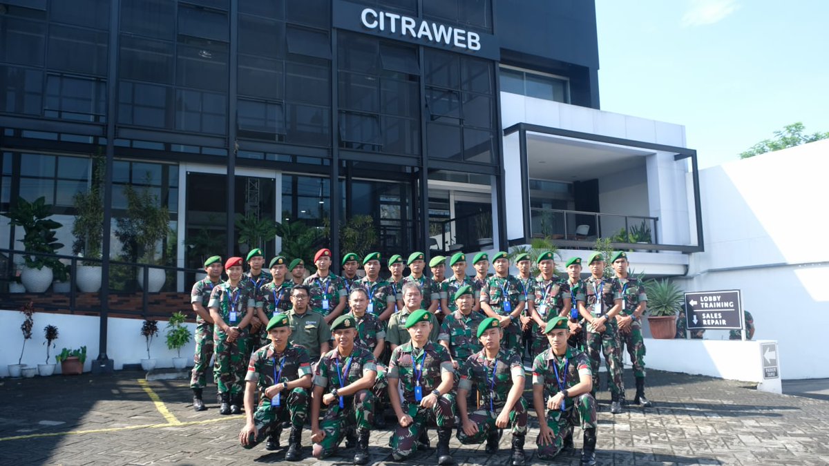 mikrotik_id's tweet photo. Pembukaan Penataran Jaringan Advance MikroTik TA 2022 oleh Irutum Inspektorat Pushubad Kolonel Chb Sajupri dan Juga Direktur Utama Citraweb @ValensRiyadi .
#TrainingMikroTik #Tentara #TNI #TNIAD #MTCRE #MTCWE #MikroTik #Citraweb https://t.co/cY9Y26eT5W