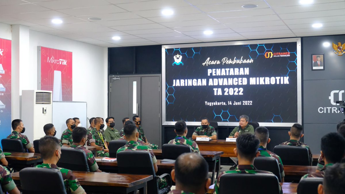 mikrotik_id's tweet photo. Pembukaan Penataran Jaringan Advance MikroTik TA 2022 oleh Irutum Inspektorat Pushubad Kolonel Chb Sajupri dan Juga Direktur Utama Citraweb @ValensRiyadi .
#TrainingMikroTik #Tentara #TNI #TNIAD #MTCRE #MTCWE #MikroTik #Citraweb https://t.co/cY9Y26eT5W