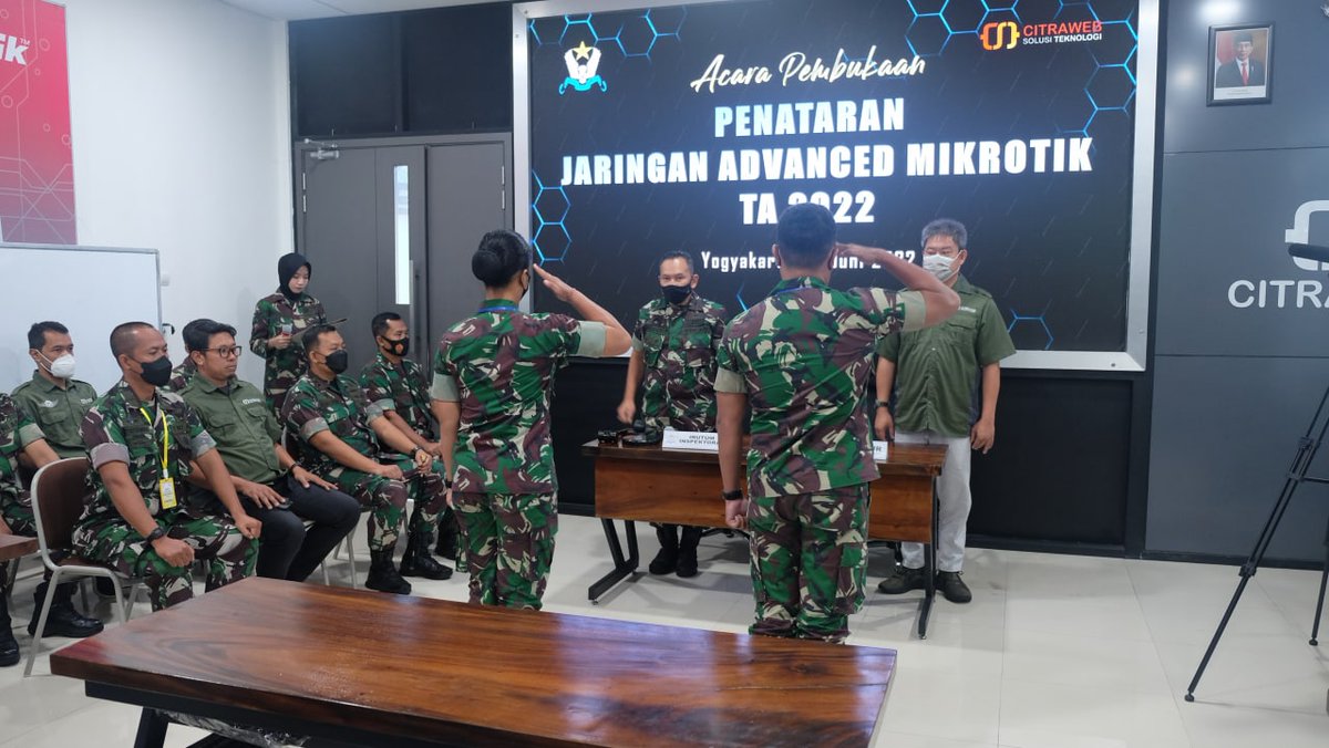 mikrotik_id's tweet photo. Pembukaan Penataran Jaringan Advance MikroTik TA 2022 oleh Irutum Inspektorat Pushubad Kolonel Chb Sajupri dan Juga Direktur Utama Citraweb @ValensRiyadi .
#TrainingMikroTik #Tentara #TNI #TNIAD #MTCRE #MTCWE #MikroTik #Citraweb https://t.co/cY9Y26eT5W