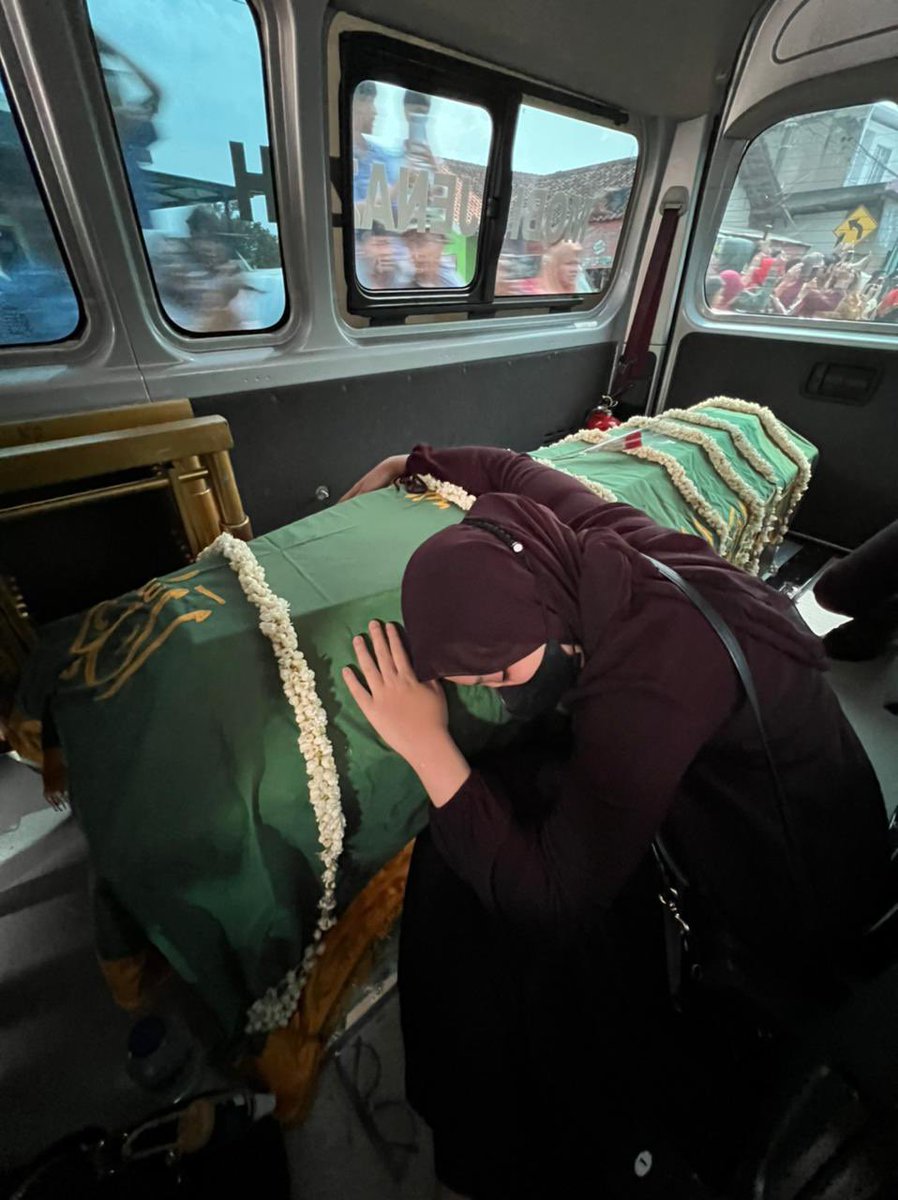 Ya Allah…

Hati ibu mana yang kuat melihat anak gadisnya merindukan kakaknya..😢

————

Saya melihat sendiri Zara memeluk aa disepanjang perjalanan menuju ke pemakaman, sampai ia tertidur..😭

Ya Allah kuatkan lah teteh Zara…