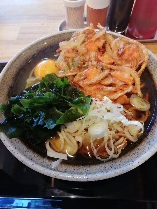 寒いのでお昼は立ち食い蕎麦。あれあれ気が付くと野生のかき揚げが。 