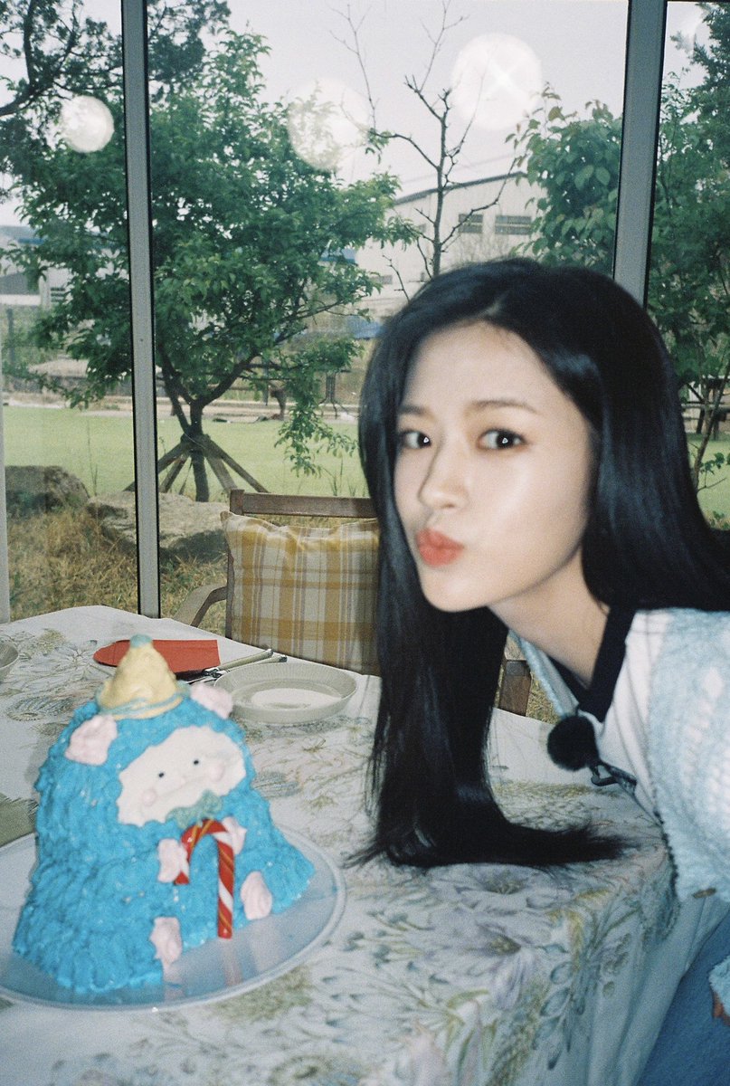 yujpics's tweet photo. i love love love this genre of yujin pics 🎞🫶🏼 https://t.co/4AIvdw645b