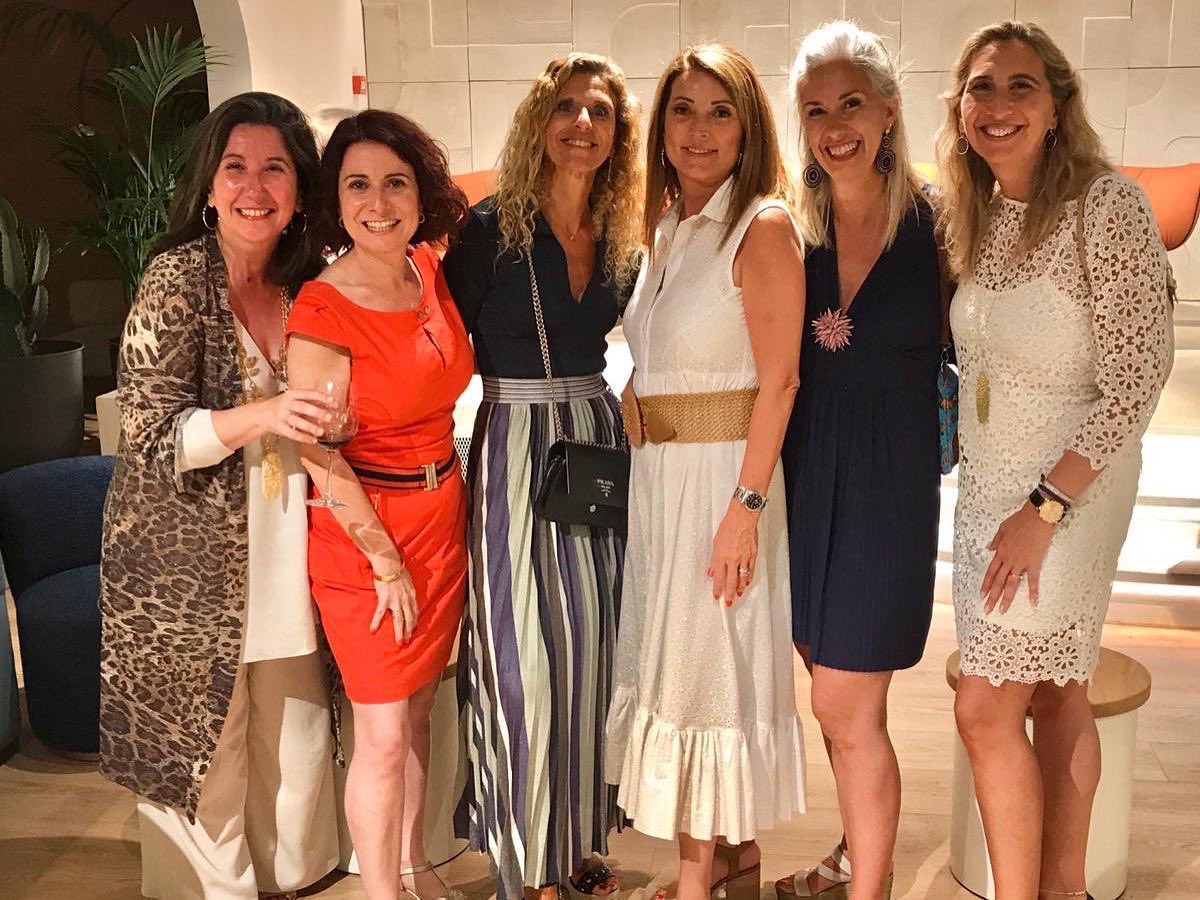 La cena de verano de <a href="/AsocEyC/">EJE&CON</a> ha sido maravillosa! Estoy muy agradecida de haber podido celebrarla en <a href="/JunoHouseClub/">junohouseclub</a> con todxs vosotrxs! Nos han faltado horas para continuar compartiendo <a href="/ElenaFloresGuri/">elena flores guri</a> <a href="/1971Pe/">Peña</a> <a href="/Agatagg/">Agata Gelabertó</a> <a href="/perezcolladoana/">Ana Pérez Collado</a> <a href="/montse_barcelo/">Montse Barceló Riera</a> <a href="/BlascoMonika/">Monika Blasco Racero</a> <a href="/monica_eg/">Monica Espinosa</a>