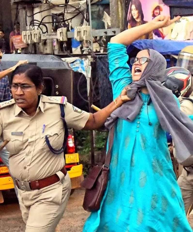 hehe_Simmy_'s tweet photo. मोदी का भारत: जहां पुलिस अधिकारी हमारे घर को गिराने के बाद हम मुस्लिम महिलाओं को सड़कों पर घसीटते हैं।
Please support 🙏🏻⚔️👍
 https://t.co/KYnkdoPHpi