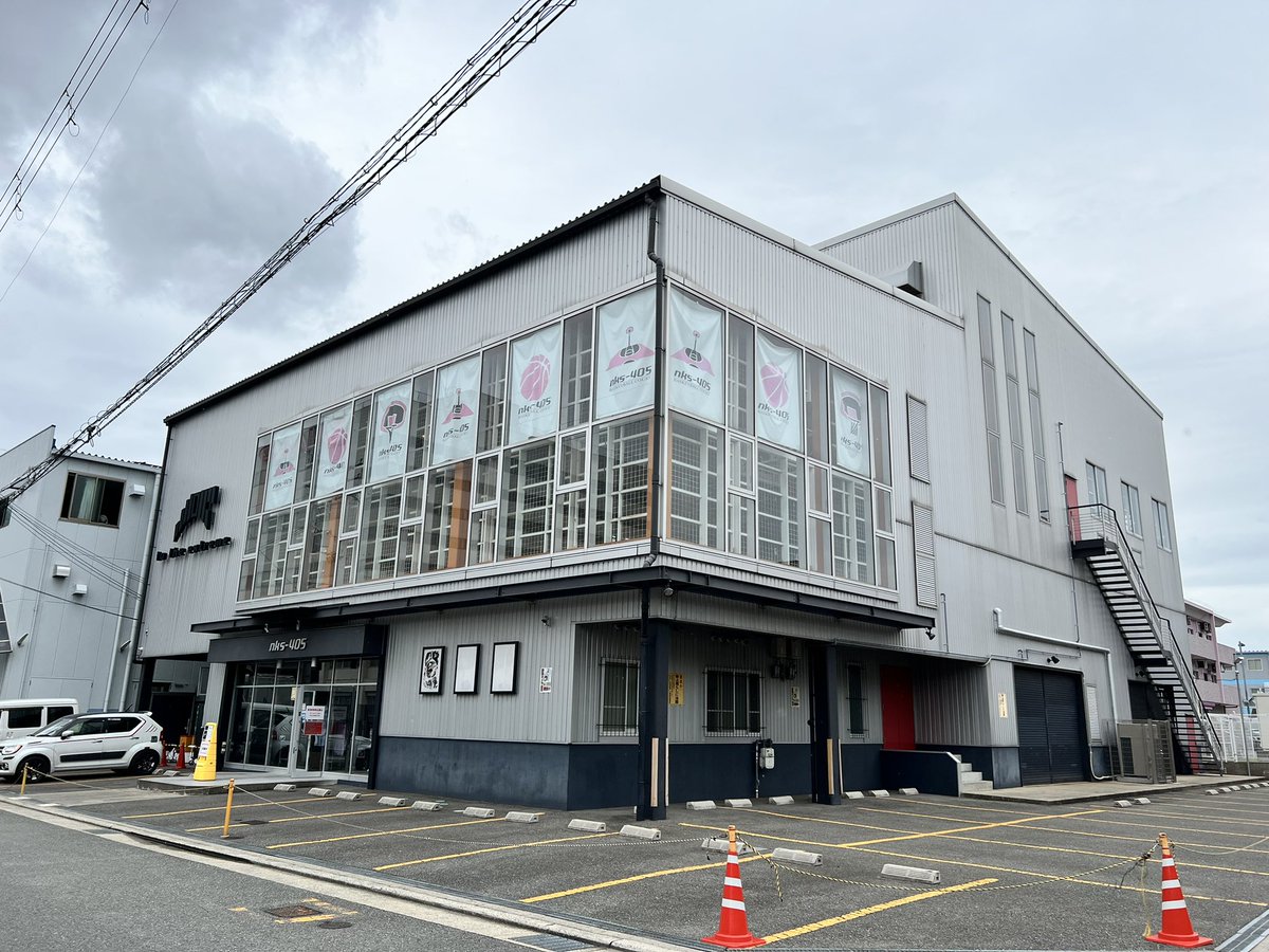 X_park1510's tweet photo. 大阪旅2日目vol.1
貸コートの老舗　nks405見学
この旅のメイン。
コートからトイレから至る所清掃が行き届いていてめちゃくちゃ綺麗✨

オーナー様の貸コートに対する情熱や信念を聞くことができて本当に有意義でした😊
貸コート事業の参考になりました！ https://t.co/ifUYRu5GsV