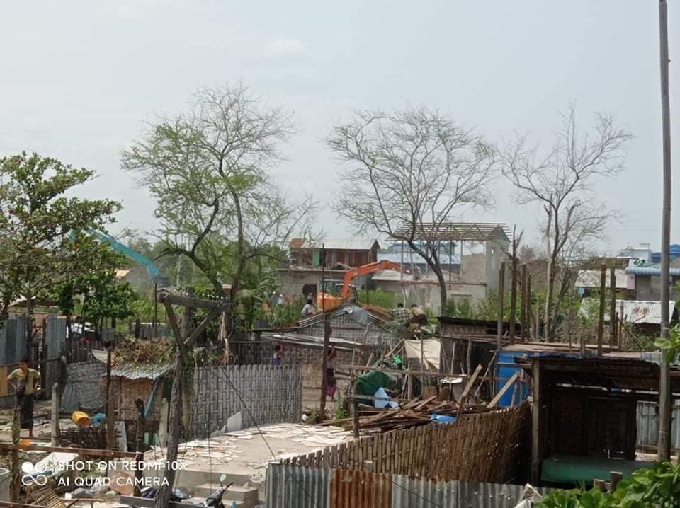 Thihanyi2's tweet photo. As of Jun 10th, SAC troops demolished over 300 civilian houses in PyikyitaKhon tsp, Mandalay division on pretext of being government grant-land squatters. #2022Jun14Coup #WhatsHappeningInMyanmar https://t.co/z8muUBYWFi
