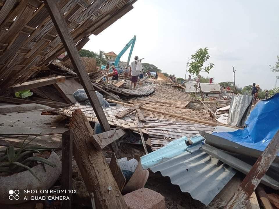 Thihanyi2's tweet photo. As of Jun 10th, SAC troops demolished over 300 civilian houses in PyikyitaKhon tsp, Mandalay division on pretext of being government grant-land squatters. #2022Jun14Coup #WhatsHappeningInMyanmar https://t.co/z8muUBYWFi