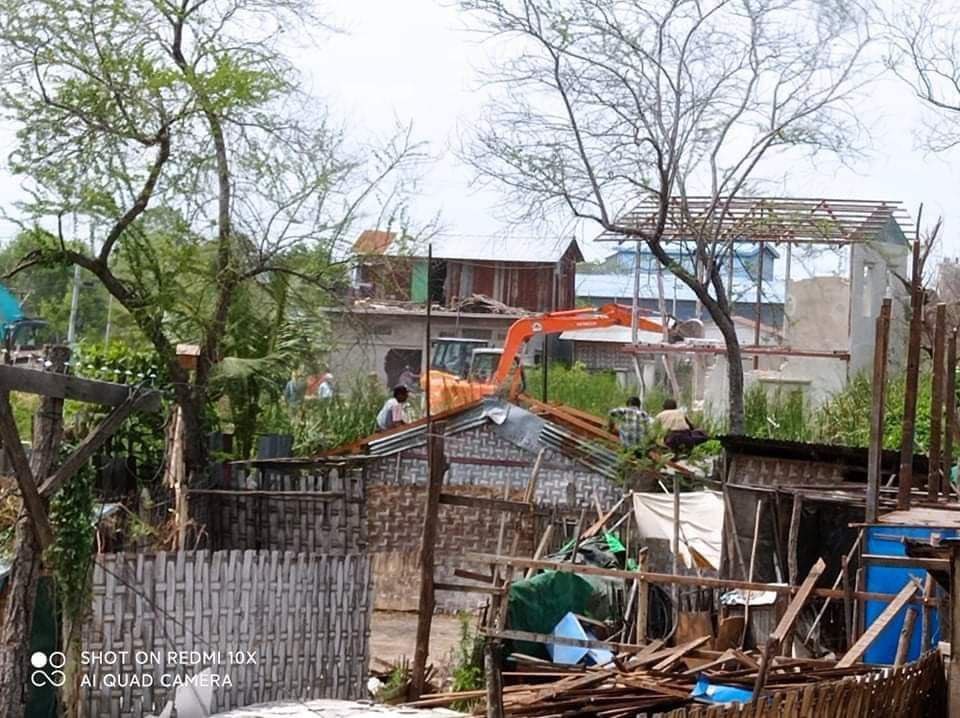 Thihanyi2's tweet photo. As of Jun 10th, SAC troops demolished over 300 civilian houses in PyikyitaKhon tsp, Mandalay division on pretext of being government grant-land squatters. #2022Jun14Coup #WhatsHappeningInMyanmar https://t.co/z8muUBYWFi