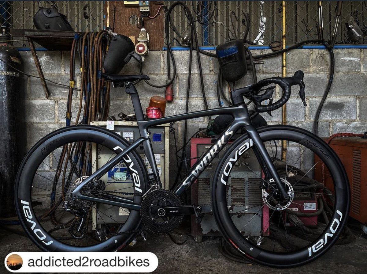 VeloPerso's tweet photo. Comment améliorer encore un vélo d’exception ? Pédalier #rotorbike #aldhu Carbon , boîtier bsa30 céramique et chape surdimensionnée #ospw . Objectif : réduction de la masse tournante et réduction des frictions dans la transmission . #specialized #tarmacsl7 https://t.co/mdb7NfTkI3
