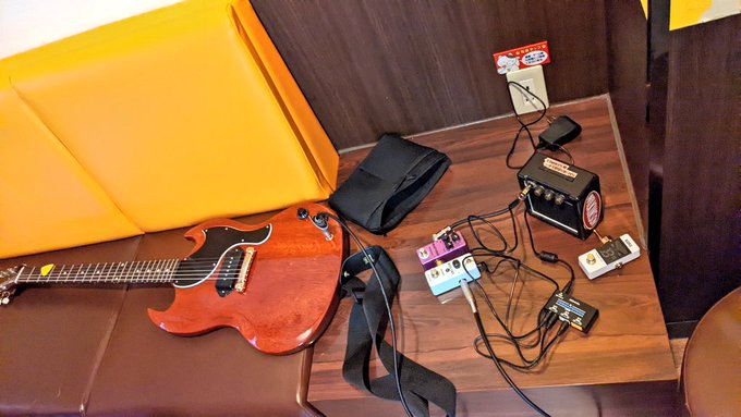 近所のカラオケまねきねこ楽器持ち込みOKだということなので、試しにギターと生歌で声出し練習♡
なかなか快適(ノ*゜▽゜)ノ 