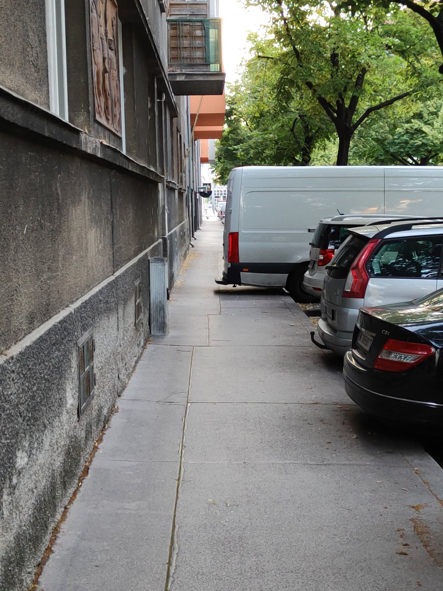wolf_kamp's tweet photo. @WKiselka @SimonTschannett Nein, denn das hebt die #Verkehrssicherheit und macht #Gehsteige wieder besser nutzbar für #Fußgänger*innen. https://t.co/SiKkBifAs0