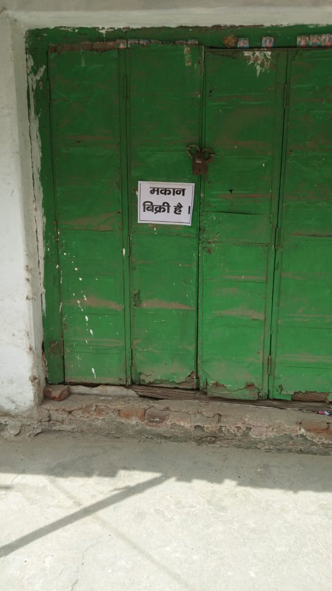 SnhSourav's tweet photo. ये दुकानो-मकानों पर ���टी पर्ची पाकिस्तान या बांग्लादेश की नही बल्कि झारखण्ड के गिरीडीह जिले के पचम्बा की है, यहाँ की आबादी मुस्लिम दहसतगर्दों से परेशान होकर ऐसा करने पर मजबूर है। @PMOIndia @HomeMinistr2024 @JharkhandCMO @GiridihDc @dprakashbjp @kislay_official @BJP4India https://t.co/GZN6Ps3s9t