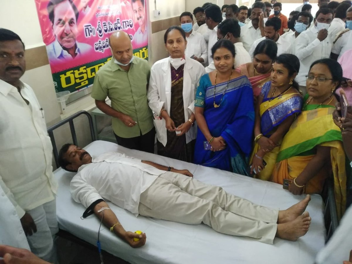 BRSDubbaka's tweet photo. నేడు అంతర్జాతీయ రక్తదాన దినోత్సవం
మనం చేసిన రక్తదానం మరో వ్యక్తికి ఊపిరినిస్తూ..
మనకు ఆరోగ్యాన్ని అందిస్తుంది...
అవసరంలో ఉన్నవారికి రక్తదానం చేద్దాం ఆపదలో వారికి ప్రాణదాతలుగా నిలబడదాం...
#WorldBloodDonorDay
@KPRTRS
#kpr4dubbakmla #kprmedak #kothaprabhakarreddy #kprmp https://t.co/fwRoyx4DyF
