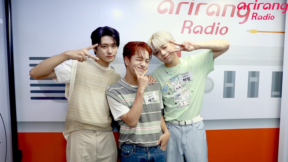 arirangradio's tweet photo. ARA4CUT | GUYS PREPARE YOUR HEART FOR TRENDZ'S BEAUTY
#TRENDZ is recommending 4 poses for #FRIENDZ
They are recommending #WHO’s point pose! Very nice 4cut composition for #FRIENDZ
Let’s try #WHO_CHALLENGE by 4CUT https://t.co/JM7YQL0Dzh