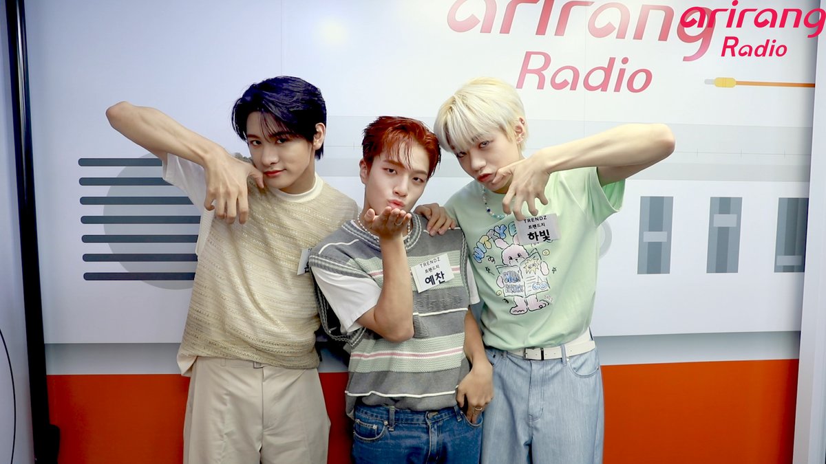 arirangradio's tweet photo. ARA4CUT | GUYS PREPARE YOUR HEART FOR TRENDZ'S BEAUTY
#TRENDZ is recommending 4 poses for #FRIENDZ
They are recommending #WHO’s point pose! Very nice 4cut composition for #FRIENDZ
Let’s try #WHO_CHALLENGE by 4CUT https://t.co/JM7YQL0Dzh