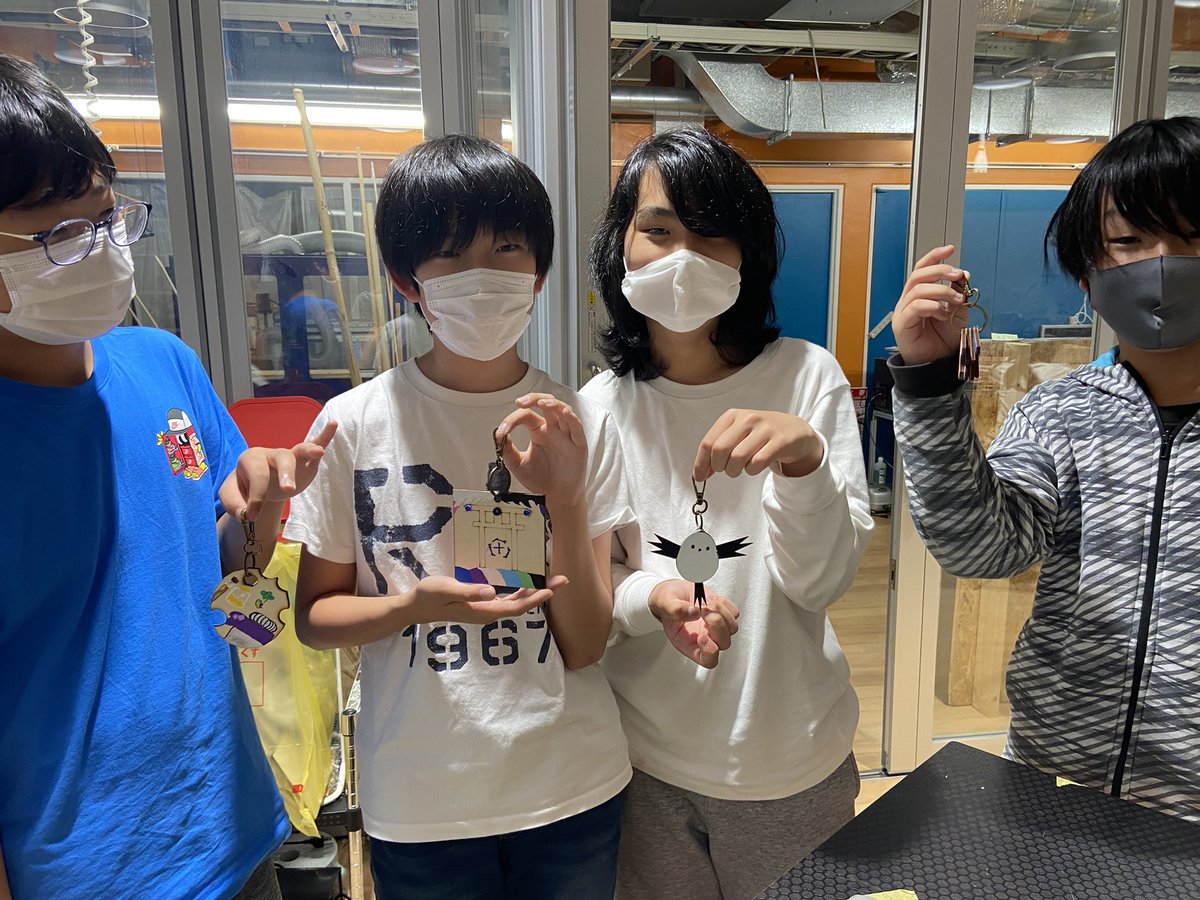 NIS_Design's tweet photo. How can we describe ourselves? Grade 6 investigated representing them &amp; their interests in a design and how to appeal to audiences just like themselves! Using a combo of digital and product design skills they made fantastic bag tags. #NISinquire #designthinking #mypdesign https://t.co/xVm8XuJ4eV
