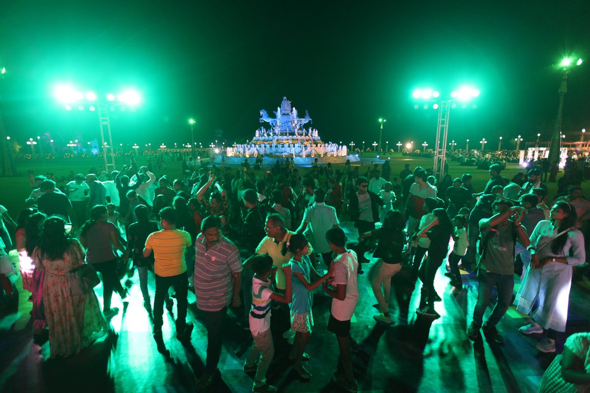 Ramoji_FilmCity's tweet photo. THE BIGGEST ENTERTAINMENT OF THIS SUMMER!
The Ramoji Holiday Carnival 2022 has come to an end and we are positively overwhelmed by your love and companionship!
Let's take a look at all our happy memories together. 💖
#HolidayCarnival #ramojifilmcity #happynotes https://t.co/B7HCNgsaZZ
