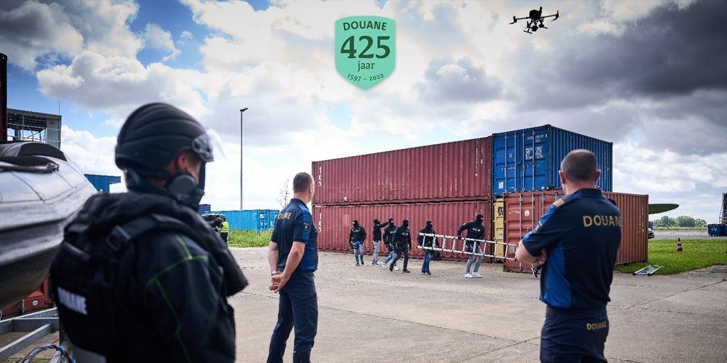 De Douane bestaat vandaag 425 jaar, een unieke dag in onze geschiedenis. We zijn daarmee de oudste civiele rijksdienst van Nederland. Vanmiddag ontvangt onze organisatie een erkenning in de vorm van een eredoek in aanwezigheid van Z.M Koning Willem-Alexander. #Douane #Douane425