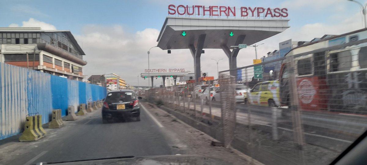 GalleryKhately's tweet photo. @Ma3Route One lane working on Mombasa Rd next to DTB center, traffic backed up all the way to Voi. https://t.co/34DxH1plUQ
