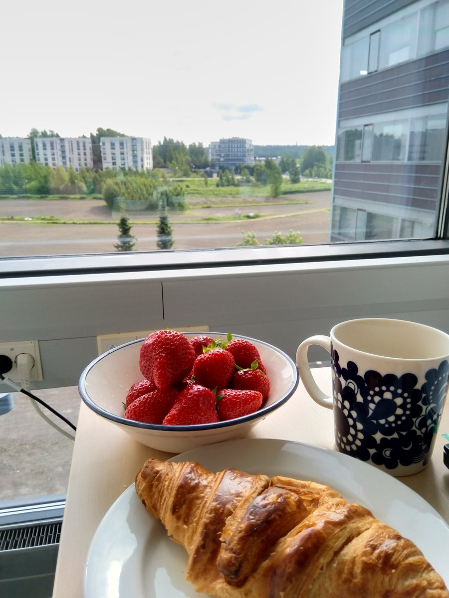 Summer breakfast at work 🍓🍓

#summerofficestyle #viikkicampus