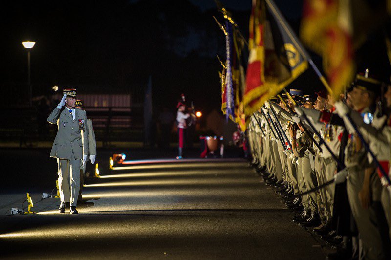 68eRAA_CDC's tweet image. Au cours de la commémoration de la bataille de Wagram, qui s'est tenue le 1er juin à l'école d'artillerie, le #68eRAA a été décoré de la Croix de la Valeur Militaire avec étoile de vermeil par le CEMAT pour ses actions au sein de la #TaskForceWagram en Irak.