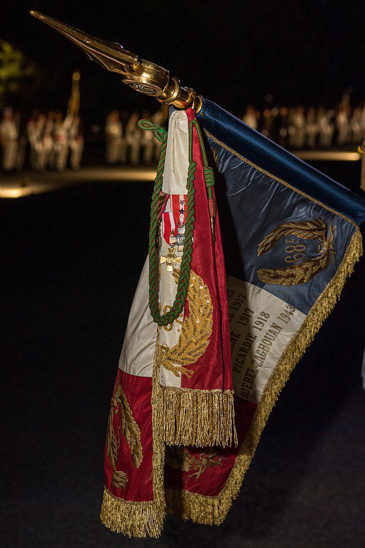68eRAA_CDC's tweet image. Au cours de la commémoration de la bataille de Wagram, qui s'est tenue le 1er juin à l'école d'artillerie, le #68eRAA a été décoré de la Croix de la Valeur Militaire avec étoile de vermeil par le CEMAT pour ses actions au sein de la #TaskForceWagram en Irak.
