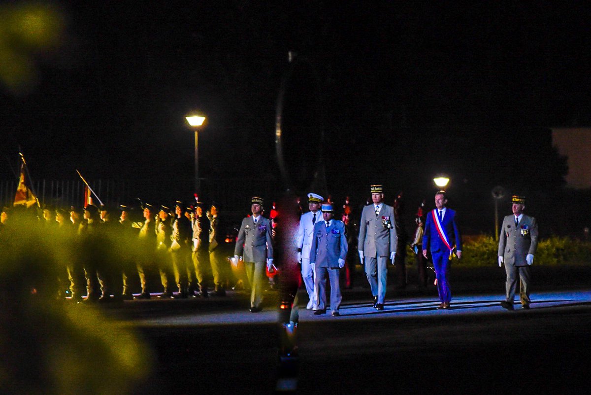 68eRAA_CDC's tweet image. Au cours de la commémoration de la bataille de Wagram, qui s'est tenue le 1er juin à l'école d'artillerie, le #68eRAA a été décoré de la Croix de la Valeur Militaire avec étoile de vermeil par le CEMAT pour ses actions au sein de la #TaskForceWagram en Irak.