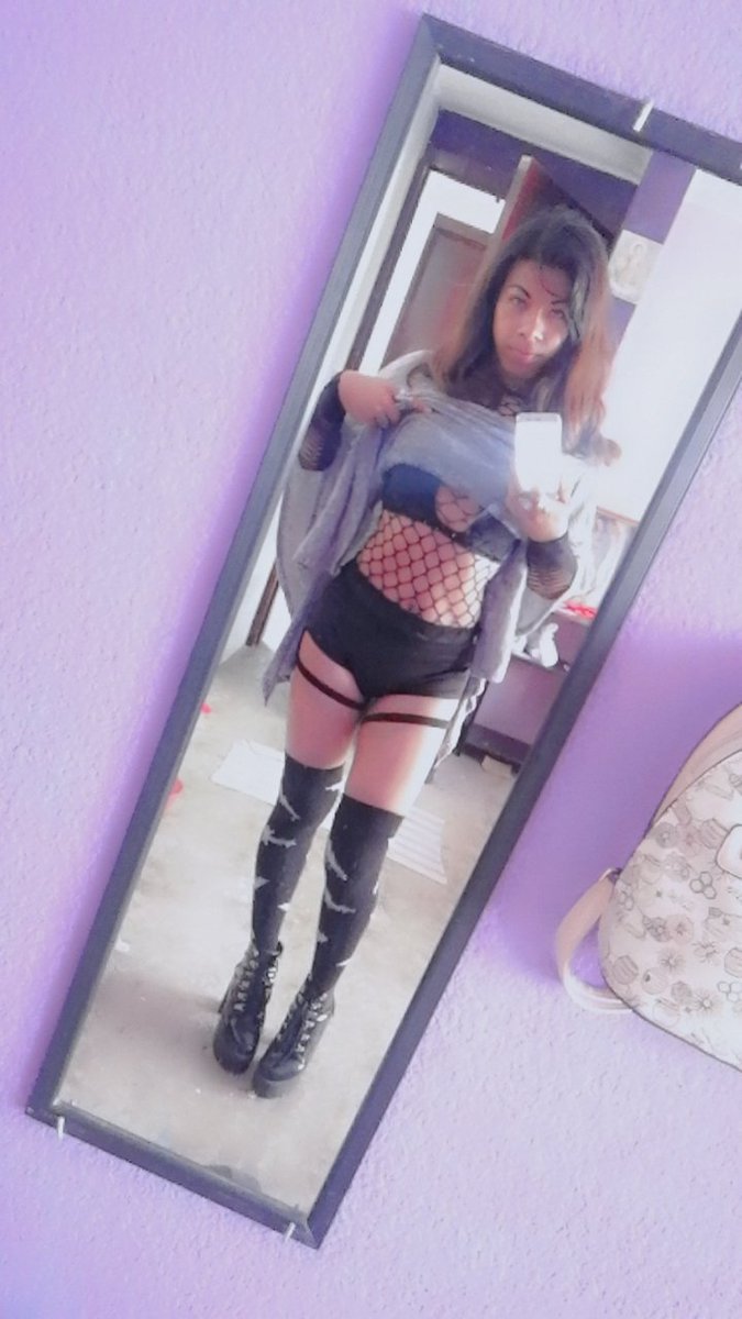 VioletaVendetta's tweet photo. Te imaginas que me invitas a salir y por debajo de mi ropa no sabes que tengo esto puesto... Que harías? #femboy #trapito #morraconpito #sexygoth #goth #trans #transgenero #tranny #violetavendetta https://t.co/VCaY41J7zO