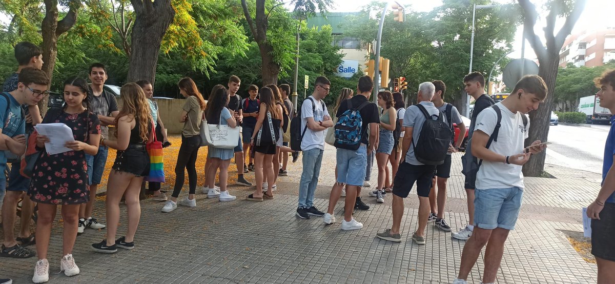 carmelitestgn's tweet photo. #ADMTWC #BATXC ja tenim els nostres alumnes encarant la recta final del batxillerat. Avui comença la selectivitat! Endavant nois i noies, treball i sort! #aprenemfent #viucarmelites https://t.co/MjBURv9Oyj