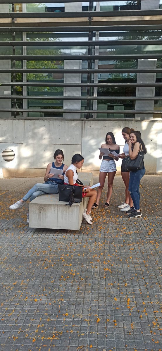 carmelitestgn's tweet photo. #ADMTWC #BATXC ja tenim els nostres alumnes encarant la recta final del batxillerat. Avui comença la selectivitat! Endavant nois i noies, treball i sort! #aprenemfent #viucarmelites https://t.co/MjBURv9Oyj