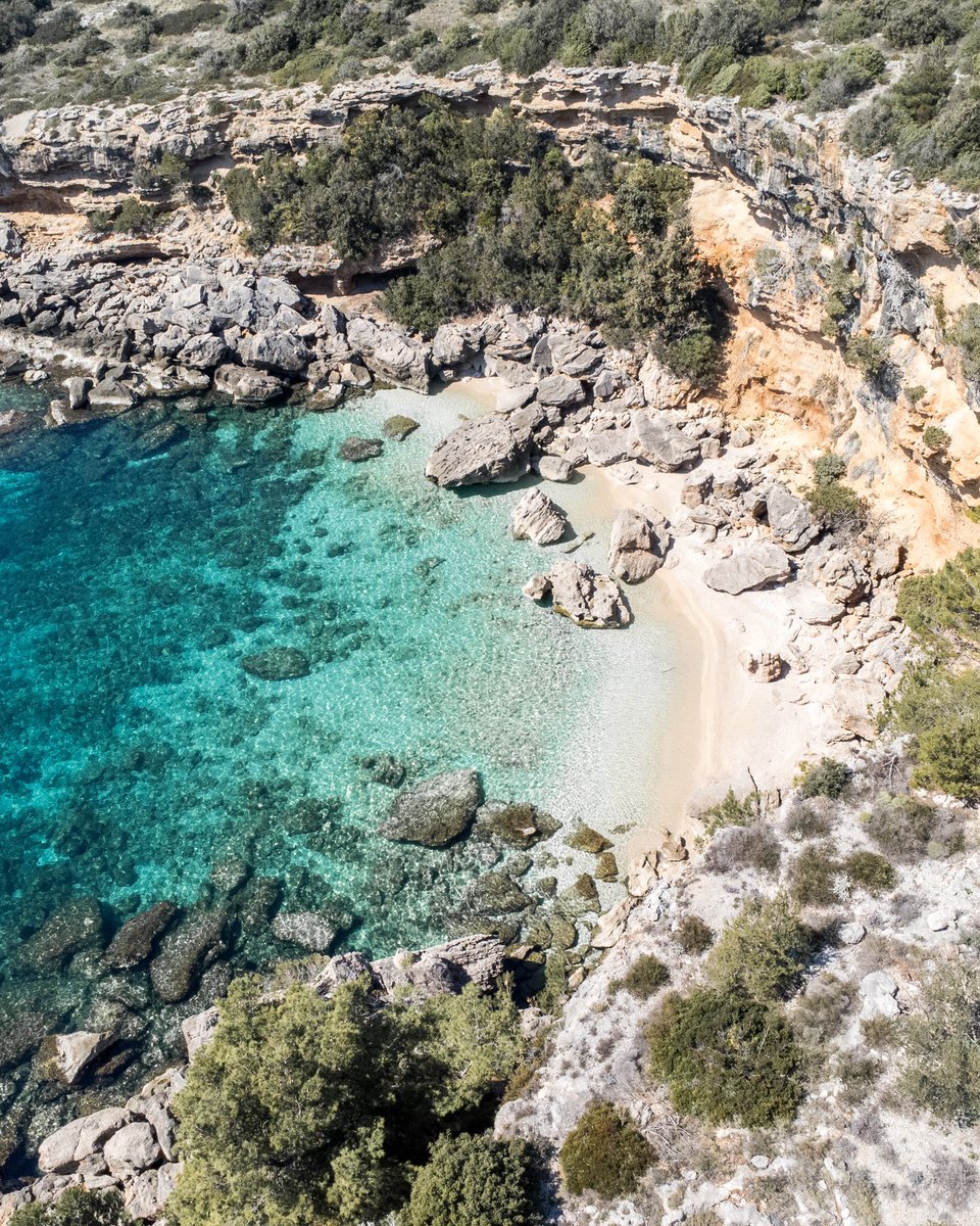 crovacations's tweet photo. We discovered this secluded beach on our way to Korcula Island. Nowhere else the water has been this blue so far! 🌊  #croatia https://t.co/8iMpdf5nJs