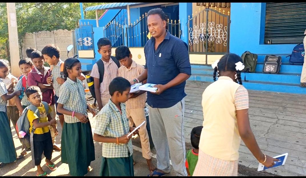 leftpandi's tweet photo. #தளபதி

என்னை சந்திக்க வரும் உறவுகளிடம் எனக்கு #சால்வை_வேண்டாம் அதற்கு பதிலாக பள்ளி #மாணவ_மாணவிகள் பயன்பெறும் வகையில் #நோட்புக் வாங்கி வாருங்கள் என்று

அவ்வாறு பெறப்பட்ட நோட்புக்குகள் இன்று அரசு பள்ளிகளில் பயிலும் #மாணவ_மாணவியர்க்கு வழங்கப்பட்டது
@actorvijay 
@BussyAnand https://t.co/XsELWnHpkf