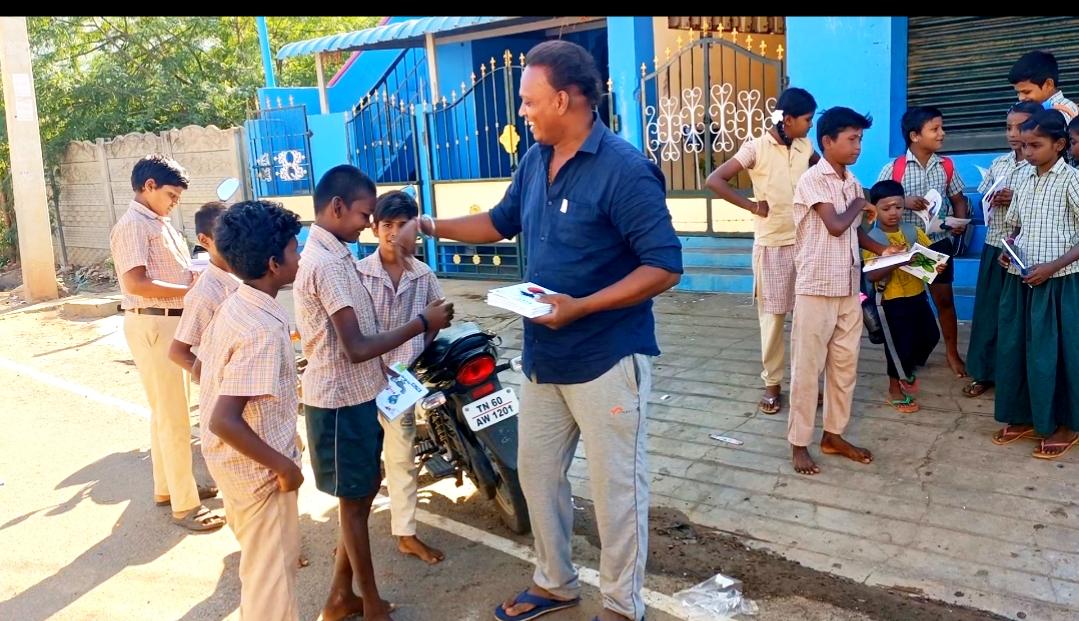 leftpandi's tweet photo. #தளபதி

என்னை சந்திக்க வரும் உறவுகளிடம் எனக்கு #சால்வை_வேண்டாம் அதற்கு பதிலாக பள்ளி #மாணவ_மாணவிகள் பயன்பெறும் வகையில் #நோட்புக் வாங்கி வாருங்கள் என்று

அவ்வாறு பெறப்பட்ட நோட்புக்குகள் இன்று அரசு பள்ளிகளில் பயிலும் #மாணவ_மாணவியர்க்கு வழங்கப்பட்டது
@actorvijay 
@BussyAnand https://t.co/XsELWnHpkf