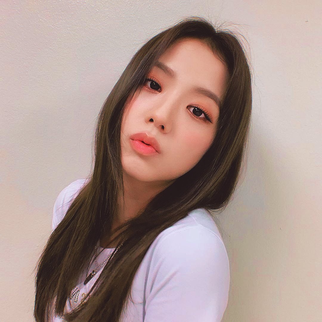 jisoospic's tweet photo. my expensive Queen Kim Jisoo https://t.co/L71A5mUKIm