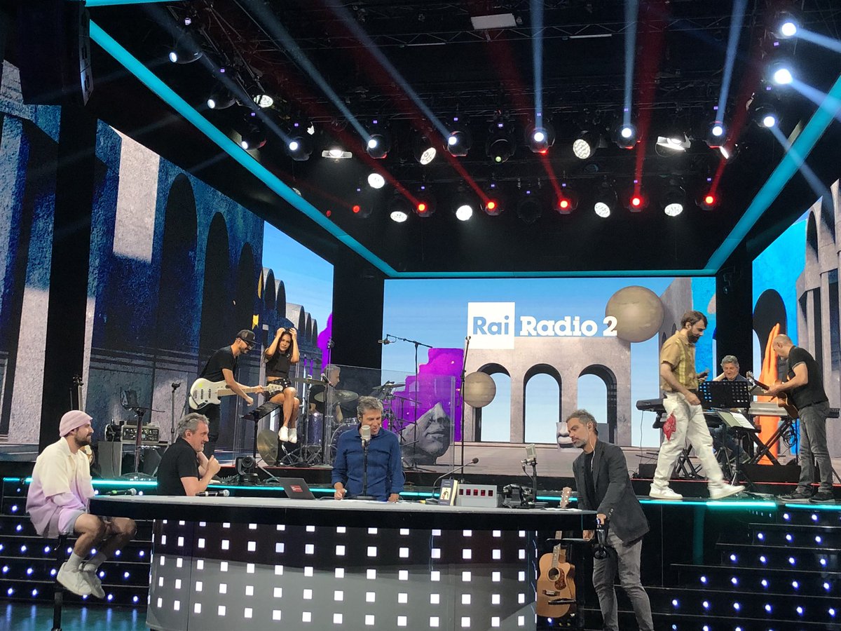 ale_grazioli's tweet photo. In diretta su @RaiRadio2 social club, ospiti di Luca Barbarossa e Andrea Perroni, con Antonio Manzini, ad ascoltare la musica di Ivan Graziani col figlio Filippo, quella di @FrahFrasi e a chiacchierare di #RoccoSchiavone e di tante altre cose :) https://t.co/7Vw7M20eRz