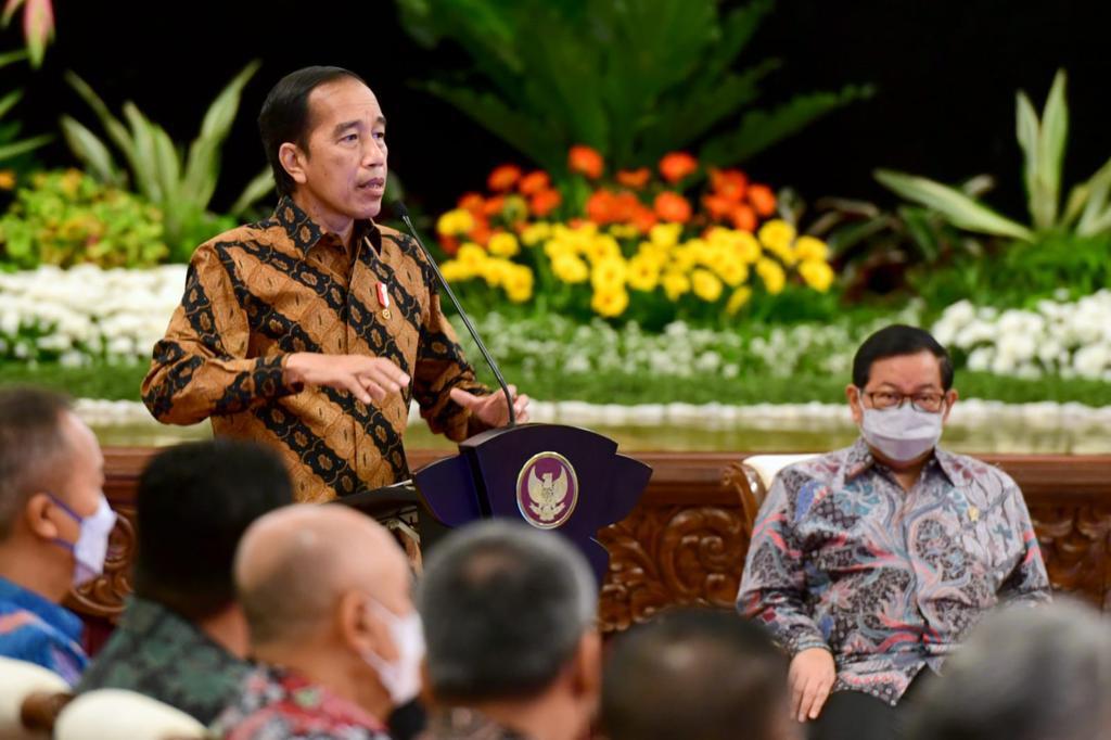jokowi's tweet photo. Belanja pemerintah pusat dan daerah harus memiliki 3 hal: menciptakan nilai tambah, membangkitkan pertumbuhan ekonomi, dan efisien. 

Karena itulah, Aparat Pengawas Internal Pemerintah dan BPKP harus mengawal realisasi pemanfaatan APBN dan APBD untuk belanja produk dalam negeri. https://t.co/I8YfkRhbb0