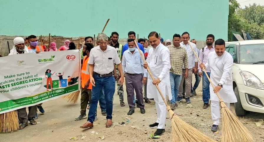JSTomarAAP's tweet photo. आज मैंने पूर्व निगम पार्षद अशोक गंगवाल एवं अन्य वरिष्ठ पार्टी पदाधिकारियों को साथ लेकर त्रिनगर विधानसभा क्षेत्र में दिल्ली नगर निगम द्वारा आज से शुरू किए गए Special Senitation-Cum- Cleanliness Drive का शुभारंभ किया। https://t.co/5E74YfTBrM