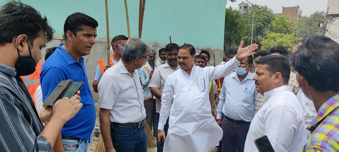 JSTomarAAP's tweet photo. आज मैंने पूर्व निगम पार्षद अशोक गंगवाल एवं अन्य वरिष्ठ पार्टी पदाधिकारियों को साथ लेकर त्रिनगर विधानसभा क्षेत्र में दिल्ली नगर निगम द्वारा आज से शुरू किए गए Special Senitation-Cum- Cleanliness Drive का शुभारंभ किया। https://t.co/5E74YfTBrM
