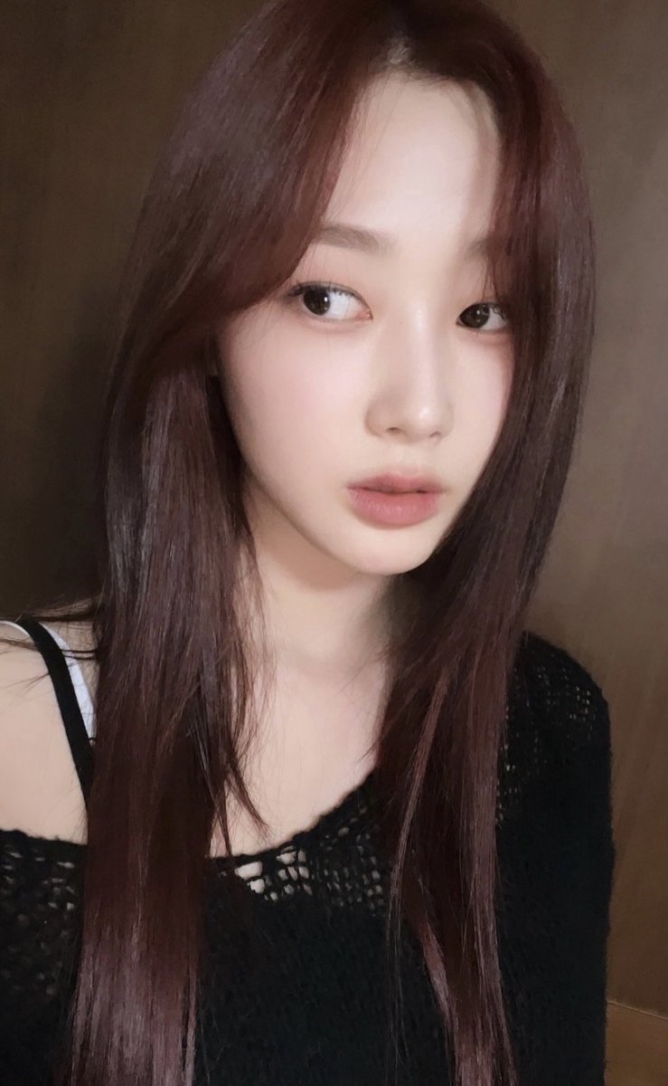 aespasbbl's tweet photo. [220614] 3:50PM KST: 🌙 

- +2 📸
- cat valentine but my inner jade west can’t be stopped https://t.co/qogqbcTIEV