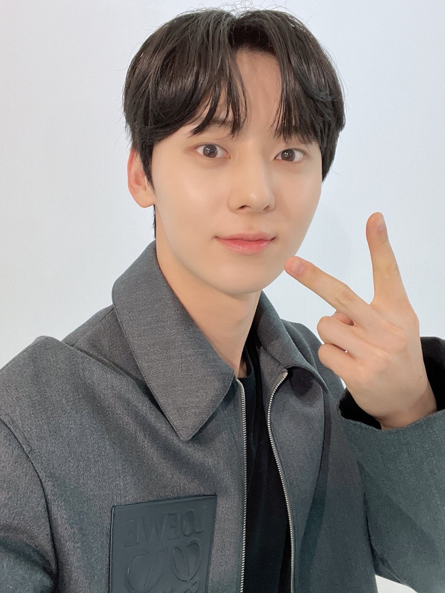 MINHYUN_PLEDIS's tweet photo. [#Moment_H] 📸
매일매일 업그레이드 되는 비주얼🙌
갓벽한 천재 귀공자 #서율 로 변신한 황민현의 #환혼 제작발표회 라이브 잘 보셨나요?
드디어 이번주 토요일! 첫 방송을 앞두고 있는 tvN 드라마 환혼 많.관.사.부💚

#황민현 #HWANGMINHYUN https://t.co/UsLP2ARo1t