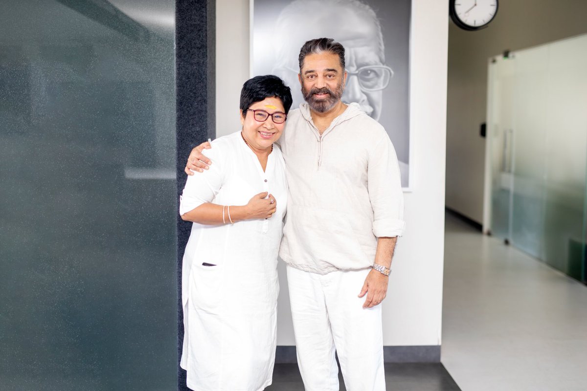 i_amak's tweet photo. Surreal moment !! God blessed me to meet our #andavar #ulaganayagan Kamal sir 🤩

Thanks to Akbar sir and Ravindran sir for this wonderful opportunity 😇🙏🏻
#sembi #grateful

https://t.co/6lOwxjOFKh https://t.co/pw6rlp2Kmx