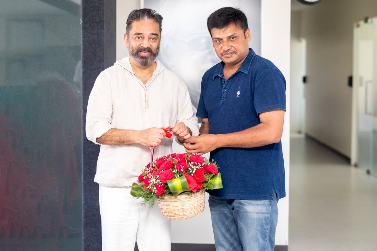 i_amak's tweet photo. Surreal moment !! God blessed me to meet our #andavar #ulaganayagan Kamal sir 🤩

Thanks to Akbar sir and Ravindran sir for this wonderful opportunity 😇🙏🏻
#sembi #grateful

https://t.co/6lOwxjOFKh https://t.co/pw6rlp2Kmx