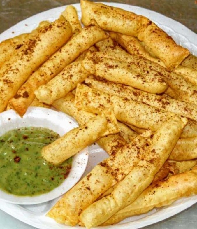 dhruviiiparmar's tweet photo. Idk why people assume, gujju food equals to only jalebi fafda. Brooo have you ever tried crispy cholafali with spicy green chatani????😩🤌 https://t.co/Pkj2CvXi5a